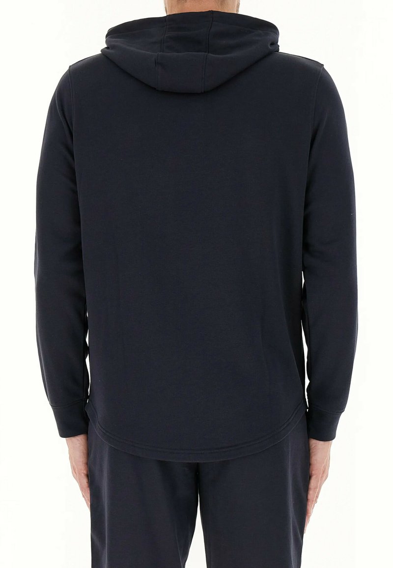Sudadera con capucha de color azul oscuro, de mangas largas, textura suave y bajo redondeado, vista desde la parte de atrás.