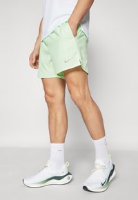 Nike Performance CHALLENGER - Urheilushortsit - vapor green/black/silver