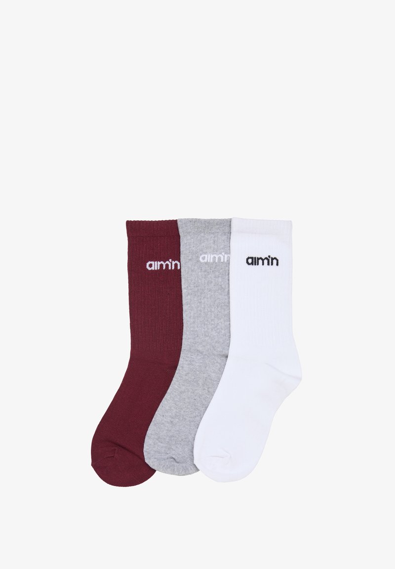 Trois chaussettes basses unies en bordeaux, gris et blanc, chacune avec un petit logo "aim'n" près du haut du poignet.