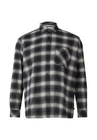 Camicia a quadri bianca e nera con bottoni, maniche lunghe, taschino singolo sul petto, realizzata in tessuto strutturato con colletto appuntito e orlo curvo.