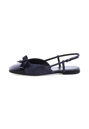Platte slingback schoen met zwarte lakneus, donker denimstof en een strikdetail bovenop.