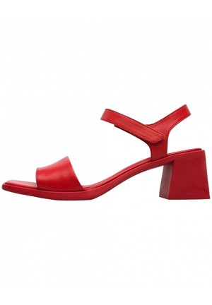 Sandalias de tacón bloque de cuero rojo con una amplia tira en los dedos y una correa ajustable en el tobillo; textura suave, diseño abierto para mayor transpirabilidad.