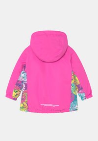 Kapuzenshülle für Kinder mit leuchtend pinkem Rücken und Kapuze, mehrfarbigen abstrakten gemusterten Ärmeln und Seiten sowie elastischen Bündchen.