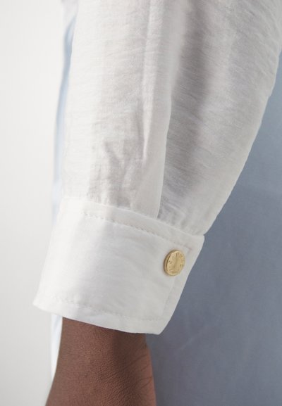 sandro CHEMISE YEKPA PRESSIONS - Blúzka so zapínaním na gombíky - blanc