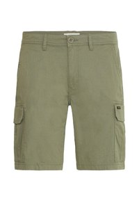 Bermudas de color verde oliva, confeccionadas en tela resistente, con bolsillos laterales, cierre de botón y pasadores para cinturón, de corte recto y longitud hasta la rodilla.