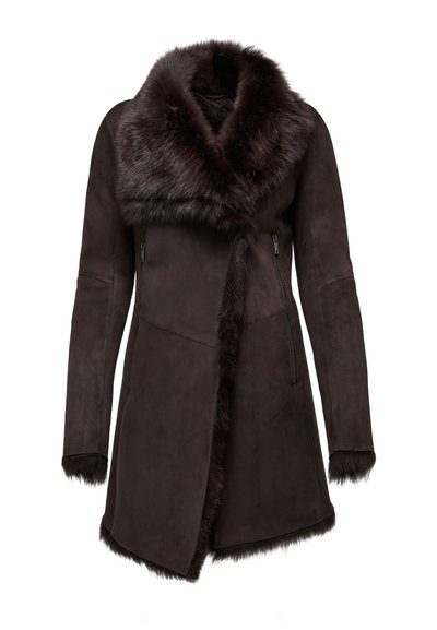 Smeđi kaput od brušene kože s širokim ovratnikom od umjetnog krzna, asimetričnim rubom i džepovima na patentni zatvarač s mekim krznenim detaljima na rukavima i rubu.