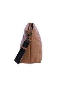 Bolso de mano acolchado de imitación cuero en color marrón claro, de forma rectangular, con cierre de cremallera y una correa negra que presenta texto de logo para opciones de transporte ajustables.