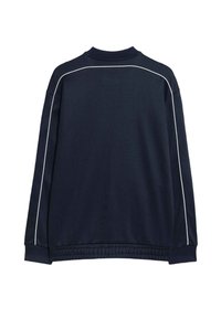 Felpa blu navy con maniche lunghe, colletto a costine e dettagli bianchi lungo le spalle e le cuciture laterali. Texture morbida.