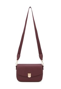 Borsa a tracolla bordeaux con morbida texture in pelle, hardware in metallo dorato, chiusura a patta e tracolla regolabile per diverse opzioni di trasporto.
