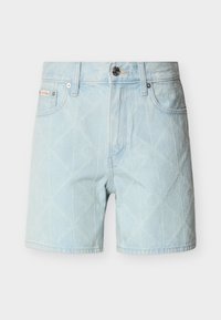 Ανοιχτό μπλε τζιν σορτς με σχεδιασμό ραμμένων ρόμβων, κλείσιμο με κουμπί και φερμουάρ μπροστά, και πεντάτσεπη σχεδίαση.