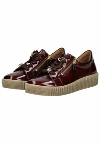 Zapatos de charol burdeos con un acabado texturizado, con cremalleras laterales, diseño de cordones y una suela de goma con acentos estriados.