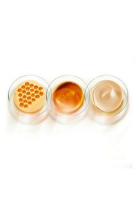 Trois plats en verre contiennent différentes textures : à gauche, un motif en nid d'abeille, au milieu un liquide ambre lisse, et à droite une substance crémeuse de couleur pâle.