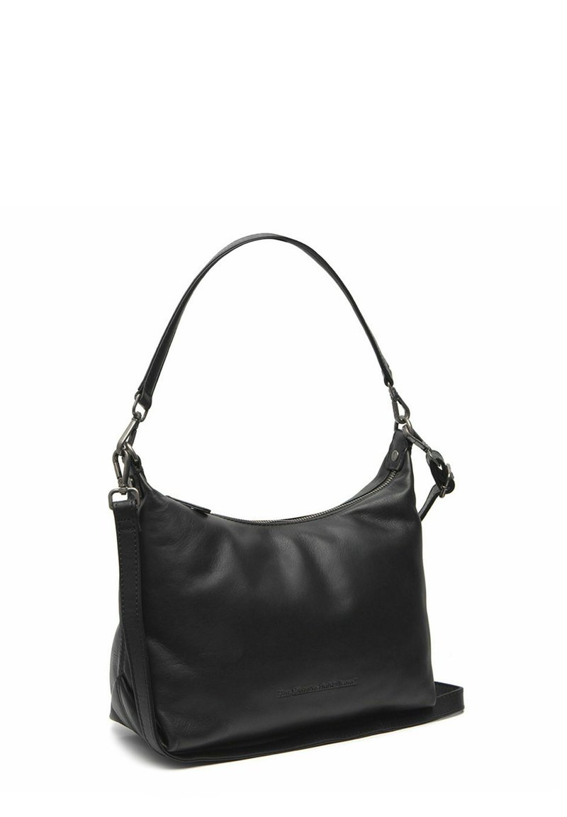 Musta nahkakäsilaukku, jossa on kaareva muoto, yksittäinen olkahihna ja hopeakatteet. Varustettu vetoketjulla ylhäällä. Sileä pinta.