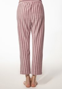 Roze gestreepte stoffen broek met een zachte textuur, voorzien van een losse pasvorm en een verkorte lengte, elastische tailleband en verticale pinstripes.