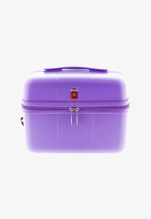 Valise de voyage rigide violette avec une texture lisse, fermetures à double zip et un logo rouge bien visible à l'avant. Design compact et carré.