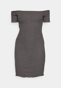 Robe noire en tissu côtelé, avec des manches courtes, une coupe ajustée et un décolleté bardot, présentant un ourlet droit et un tissu extensible.