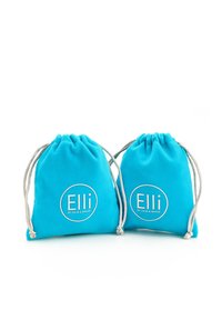 Zwei türkise Stoffbeutel mit Zugverschluss, die ein weißes, rundes Logo aufweisen, das "Elli by Julie & Grace" liest.
