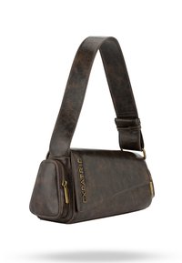 Sac en cuir brun avec une finition texturée, poche zippée et une bandoulière réglable. Présente une marque en ton doré et une forme triangulaire.