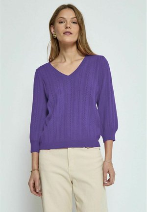 Violetti cable-knit-neule, jossa on V-pääntie ja kolme neljäsosapituista hihoja. Valmistettu pehmeästä materiaalista, jossa on teksturoitu pinta ja ribbaushelma.