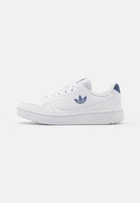 Weiße Sportschuhe aus Leder, mit einer strukturierten Oberfläche, subtilen Perforationen, blauen Akzenten und einer Gummisohle mit Logo-Details.