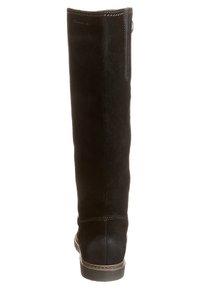 Botte en suède noir hauteur genou avec une texture lisse, détail de fermeture éclair sur le côté et un léger talon. Accents de couture le long des coutures.