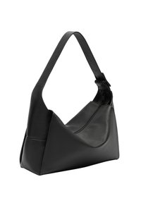 Sac en cuir noir à la forme asymétrique, texture lisse et une seule bandoulière réglable. Comprend une fermeture zippée et des coutures discrètes.