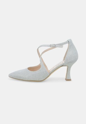 Scarpa da donna con tacco alto argentata dal tessuto testurizzato, punta appuntita e cinturino alla caviglia incrociato con fibbia.