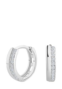 Srebrne kolczyki w formie kół z rzędem przezroczystych kamieni wzdłuż jednej strony, gładkie wykończenie oraz zapięcie na zawias, co ułatwia zakładanie.