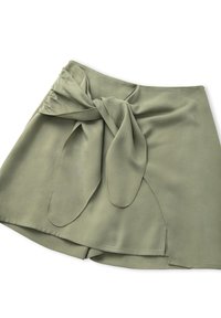 Olijfgroene rok met een geknoopt ontwerp bij de taille, gemaakt van zachte stof, met een asymmetrische zoom en subtiele textuur.