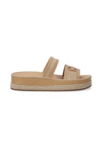 Tan slip-on sandalen met twee stoffen bandjes, geweven textuur en een dikke jute-achtige zool. Kenmerkt zich door gestikte details langs de randen.