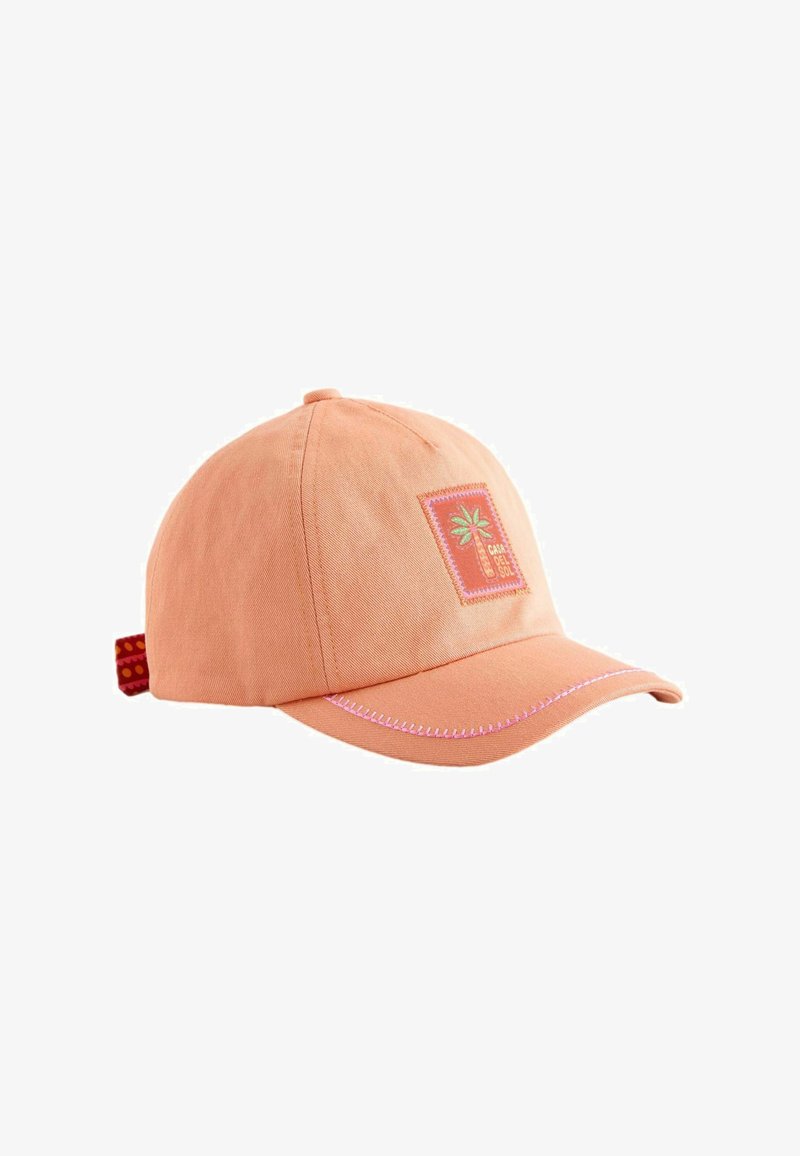 Casquette de baseball couleur pêche avec un patch brodé d'un palmier et le texte "Casa del Sol", dotée de surpiqûres roses sur la visière courbée.