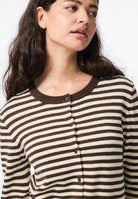 Hnědý a krémový pruhovaný cardigan s kulatým výstřihem a zapínáním na knoflíky, který se vyznačuje měkkou texturou tkaniny a hladkým povrchem.