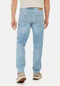 Jasnoniebieskie dżinsy o prostym kroju, pięć kieszeni oraz teksturowana skórzana naszywka na tylnym pasku.