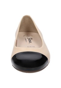 Ballerines beiges avec embout en cuir verni noir, tige en cuir lisse, forme arrondie et semelles intérieures rembourrées, étiquetées "Super Soft".