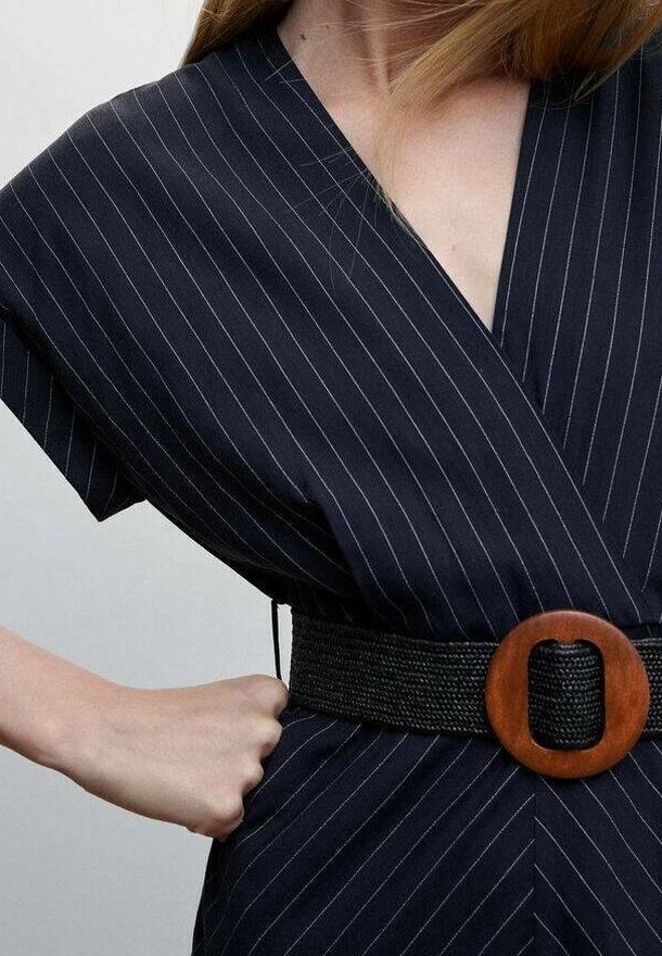 Sininen raidoitettu kietaisumekko, jossa on leveät hihat ja teksturoitu kudottu vyö, jossa on pyöreä puukotelo vyötäröllä.