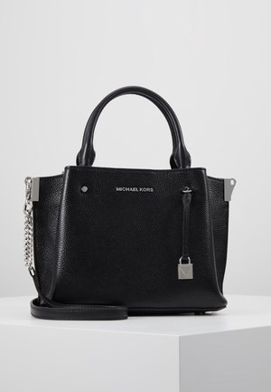 Sort tekstureret lædertaske fra Michael Kors med håndtag, sølvkæde-rem og en lille hængende sølvlåsdetalje på en hvid overflade.