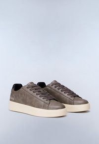 Sneakers in pelle grigia con punta rotonda, suola piatta color avorio chiaro e lacci scuri a contrasto. Design minimalista con un marchio sottile sul lato.