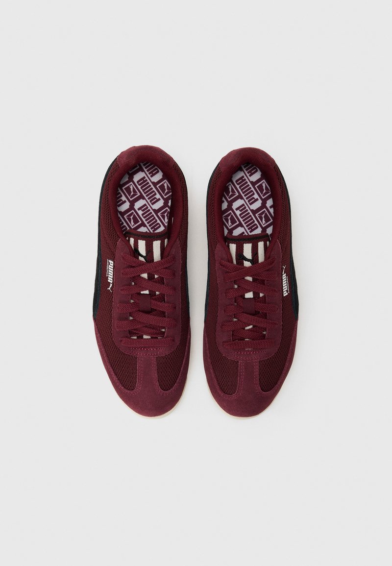 Bordeaux sneakers met zwarte accenten, gemaakt van suede en mesh materialen, met een ronde neus en een gepatternde binnenzool met een logo ontwerp.