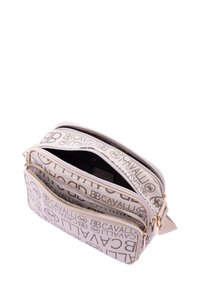 Borsa strutturata beige con più scomparti, hardware dorato e un esterno a motivo con il logo "Cavalli".