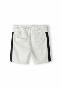 Witte sweatshorts met een elastische tailleband, zwarte zijpanelen, twee achterzakken en een zachte textuur. Geschikt voor machinewas.