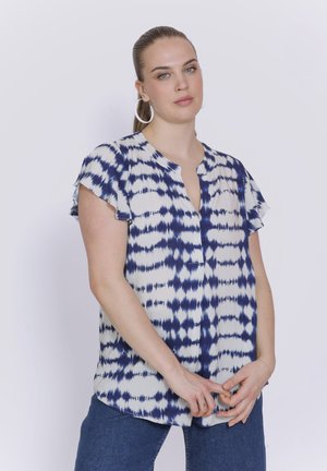 Blouse à manches courtes blanche avec un motif tie-dye bleu. Présente un décolleté en V et des manches volantes. Tissu léger avec une coupe décontractée.
