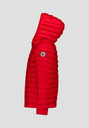 Chaqueta acolchada roja con capucha, diseño acolchado y bolsillos laterales con cremallera. Presenta un parche redondo con logo en la manga izquierda. Material ligero.