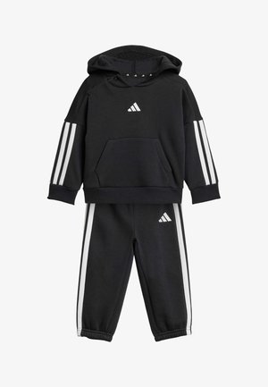 Completo con felpa e pantaloni neri in materiale morbido, caratterizzato da una tasca frontale, strisce bianche sulle maniche e sulle gambe, e un piccolo logo bianco sul petto.