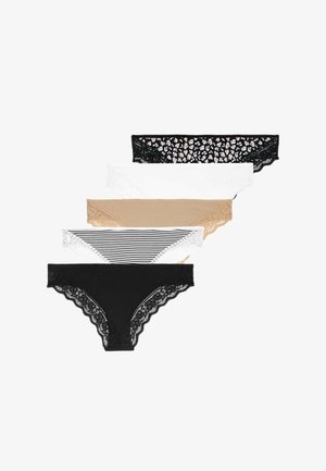 Vijf paar damesondergoed: zwart kant, wit met kant, tan, gestreept en zwart met kantafwerking, die verschillende texturen en patronen tonen.