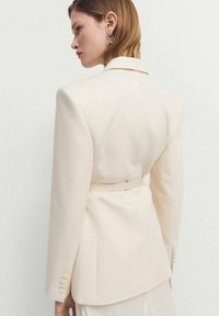 Mango BLANQUI - Kratka jakna - off-white