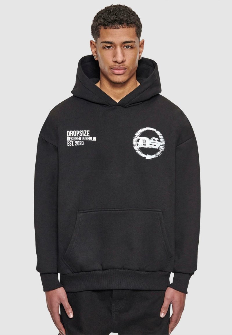 Schwarzer Kapuzenpullover aus weichem Material, mit einer Tasche auf der Vorderseite, gerippten Bündchen und einem grafischen Logo auf der Brust mit dem Text "DROPSIZE" und "EST. 2020."