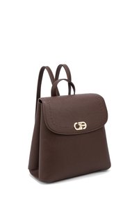Sac à dos en cuir marron avec finition texturée, fermeture à rabat, fermoir doré, poignée supérieure et deux bretelles réglables.