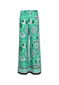 Pantalon vert à jambes larges avec un motif floral aux nuances de vert, bleu et noir, et des bandes latérales noires contrastantes sur les coutures.