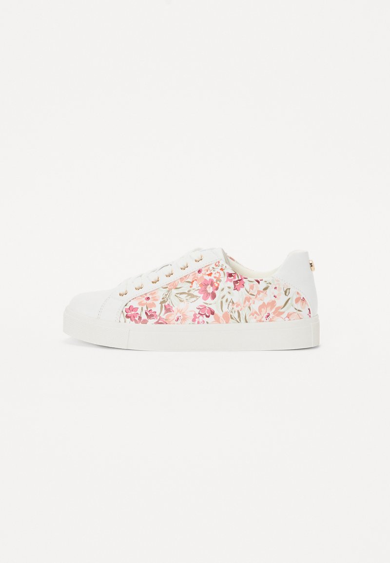 Hvit sneakers med et blomsterdesign i rosa og grønt på sidene, med hvite lisser og en solid hvit såle.