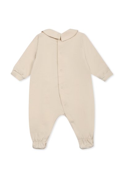 Tutina per baby beige in morbido tessuto con maniche lunghe, colletto a punta e chiusura con bottoni sul davanti; polsini arricciati alle caviglie.